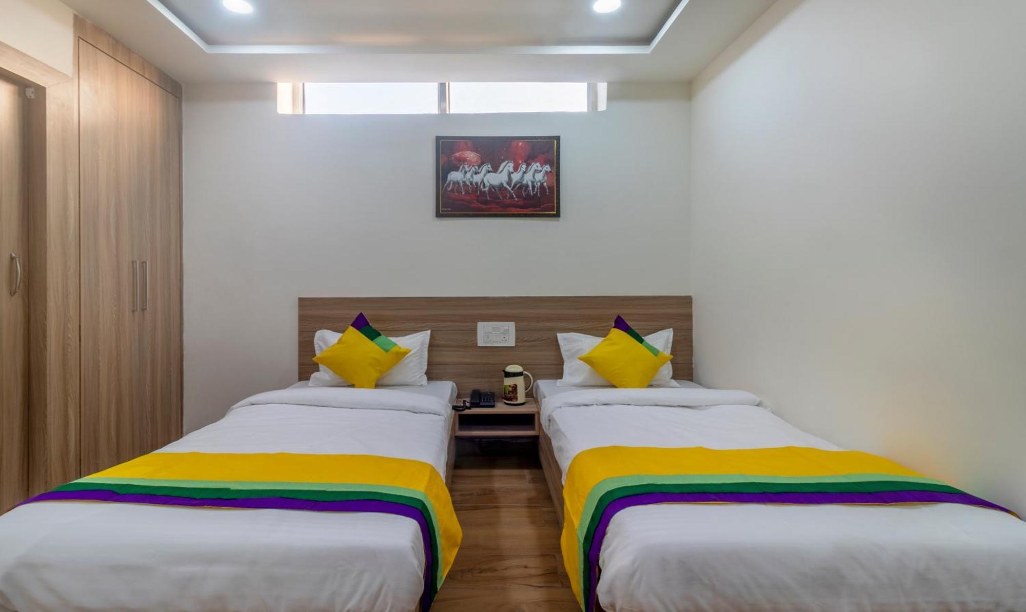 Itsy Hotels Krishna Residency, Govardhan Chauraha Mathura Bagian luar foto